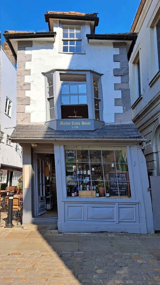 Full_3nglish's tweet image. Market Cross House built c.1718 in #Windsor in #Berkshire #SL4, known as the crooked house of Windsor is situated on Queen Charlotte Street, officially the shortest street in Britain.