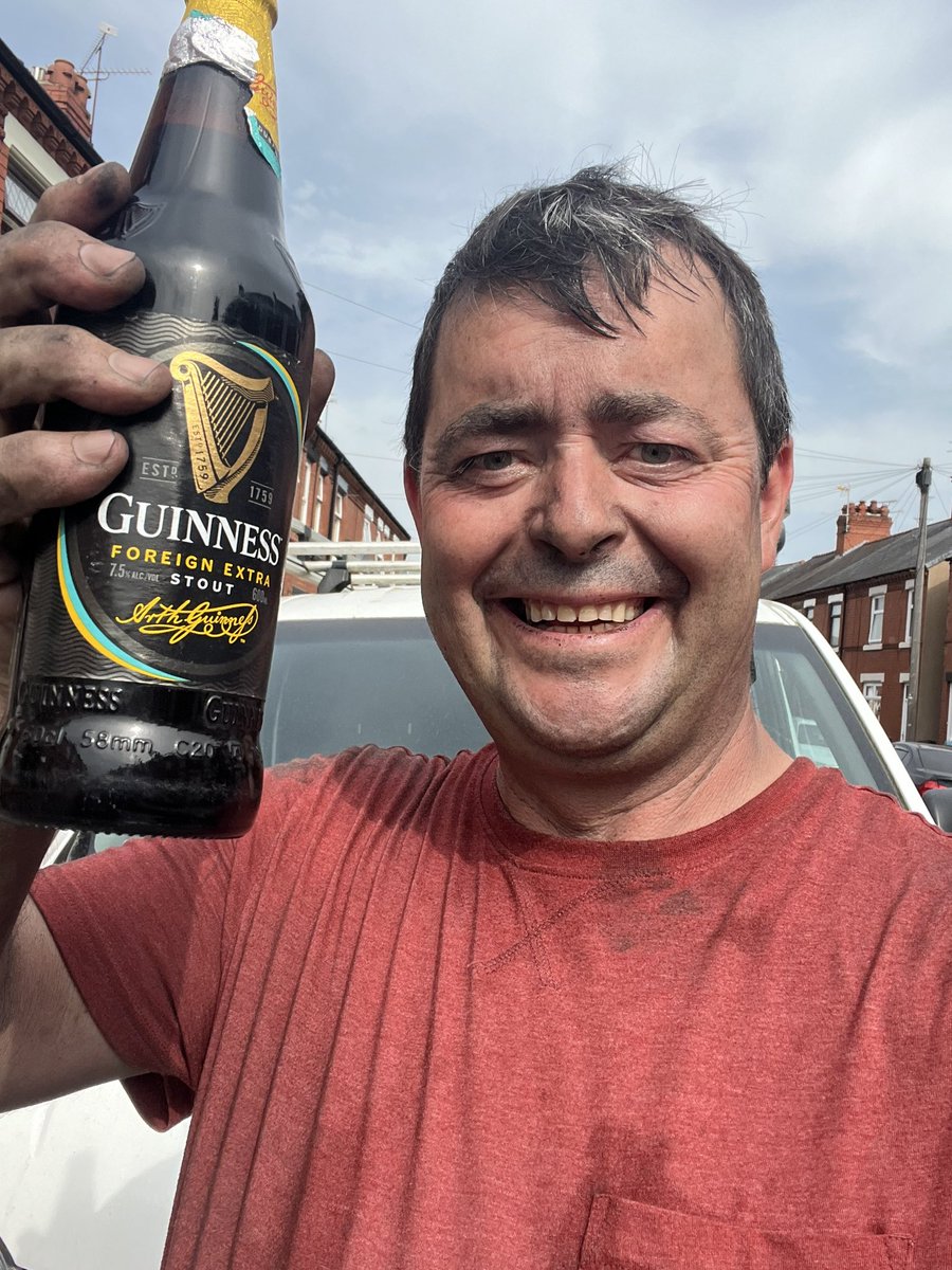 bootlegger1974's tweet photo. Deeeeww the olde lads a good un on this job sausage butty’s  in the morning  and a bottle foreign extra stout on the way home that’ll ducking do me 👌 https://t.co/R1jtg6Yc3d