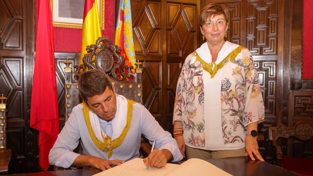 🏫👥 @carlos_mazon_ visita @Segorbe_Ayto ✍📖 El president de la Generalitat ha firmado en el libro de honor del Ayuntamiento