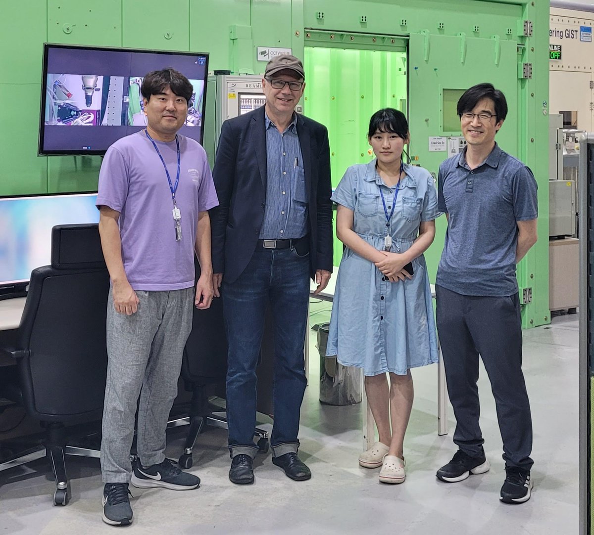 Manfred Weiss visiting the MX beamline 5C at PAL. From left to right: Eo Chul-Soo (beamline assistant), Manfred Weiss, Jeong Jae-Hee (responsible for fragment-screening experiments) and Kim Yeon-Gil (5C beamline scientist). @HZBde @HZB_BESSY