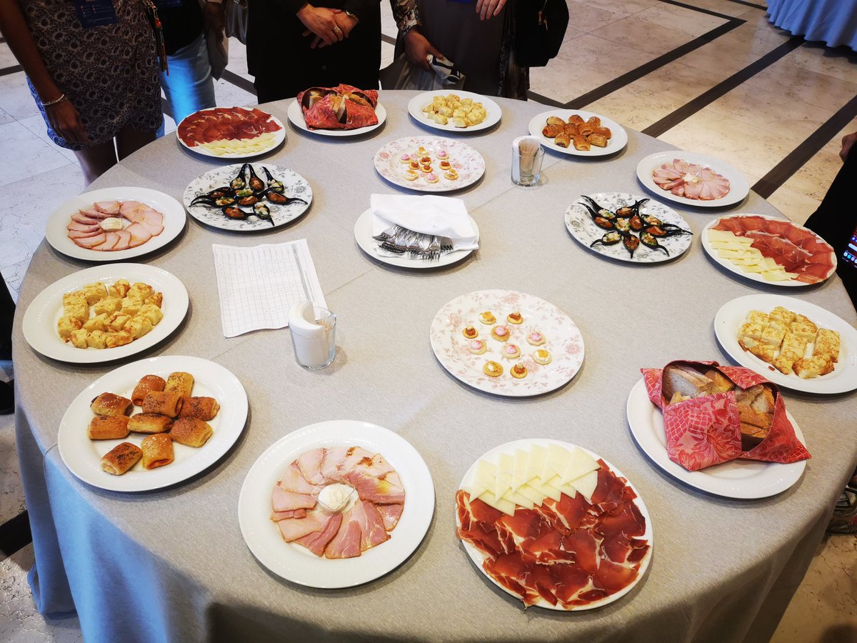 Miss_Pinkpromo's tweet photo. Hora de la comida! Mirad que bien nos cuidan @EAPNclm. Hay de todo, no solo sobremesa si no que también van pasando los camareros con nuevos platos. Qué rico está todo!!
#CompetenciasDigitalesCLM
#CreciendoEnDigital
#food #comida #albacete https://t.co/YFR23w68gE