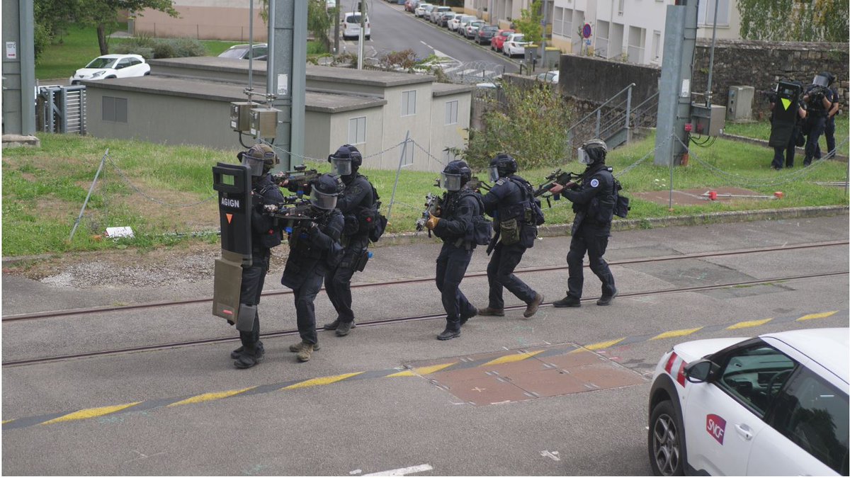 Prefet44's tweet photo. Retour en images 📸 sur l'exercice de sécurité avec une simulation d'attaque terroriste dans un tram-train organisé par @Prefet44 dans le centre de maintenance SNCF du Tram-train Doulon à #Nantes @PoliceNat44 @Gendarmerie @SDIS44
👉 https://t.co/fuaj7zwZx3 https://t.co/f68xptyUsf