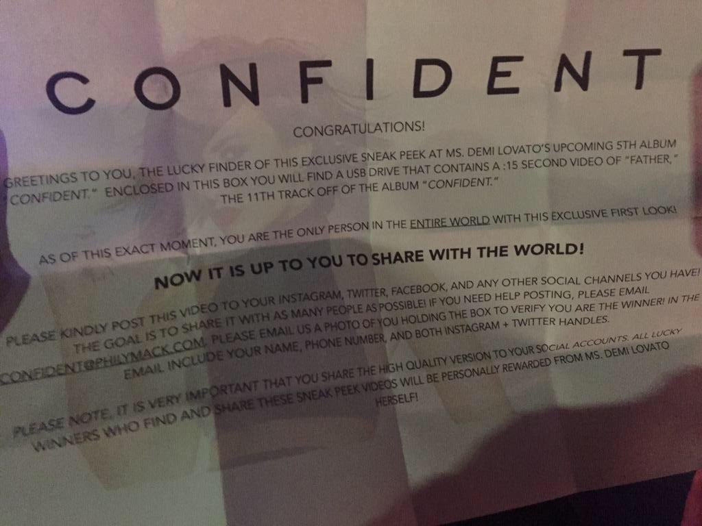 ryanblackoutt's tweet photo. Las cajitas con el #FindConfident revelando un snippet de cada canción en el album semanas antes del estreno. Se escondían en diferentes puntos de alguna ciudad. Incluía una USB y una hoja con el siguiente texto: https://t.co/LKfSPoQnAI