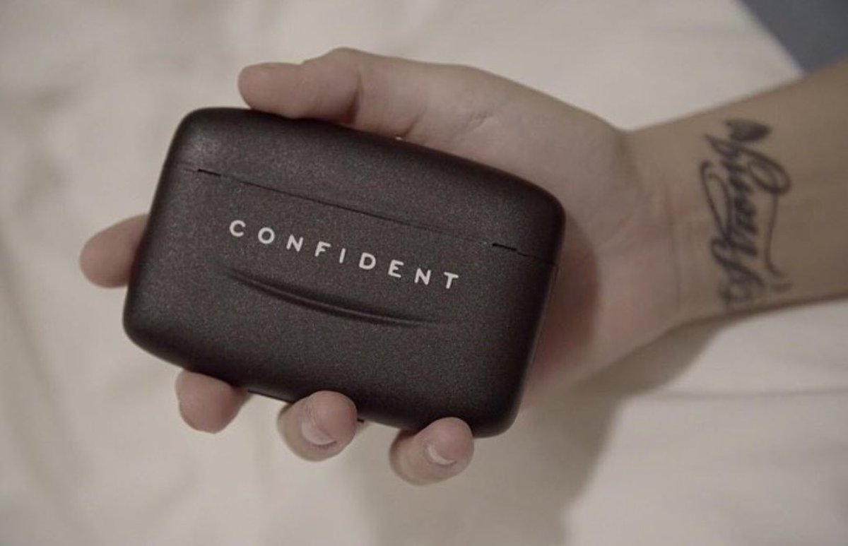 ryanblackoutt's tweet photo. Las cajitas con el #FindConfident revelando un snippet de cada canción en el album semanas antes del estreno. Se escondían en diferentes puntos de alguna ciudad. Incluía una USB y una hoja con el siguiente texto: https://t.co/LKfSPoQnAI