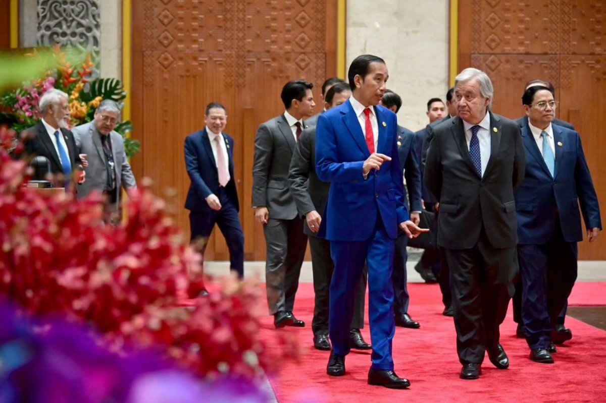 jokowi's tweet photo. Preambul piagam ASEAN dan PBB sama-sama dimulai dengan: we the peoples. Ini artinya rakyat harus terus jadi prioritas. 

Saya mengingatkan hal tersebut di hadapan para pemimpin ASEAN dan juga Sekjen PBB Antonio Guterres saat membuka KTT ke-13 ASEAN-PBB di Ruang Cendrawasih 3, Jakarta Convention Center, hari ini.

Rakyat harus diprioritaskan karena rakyat yang merasakan dampak langsung dari situasi ketidakpastian global, mulai dari perang dan konflik, krisis pangan dan energi, hingga bencana alam. Untuk menangani hal tersebut, diperlukan kolaborasi yang baik antara ASEAN dan PBB. 

Namun, kita menyadari bahwa efektivitas kerja antara ASEAN dan PBB sering kali terkendala oleh dinamika politik yang mengakibatkan lunturnya spirit kerja sama. Oleh karena itu, saya mengajak para pemimpin negara ASEAN dan PBB untuk bersama mengusung agenda pembangunan yang lebih adil bagi negara berkembang termasuk hak untuk maju dan sejahtera.