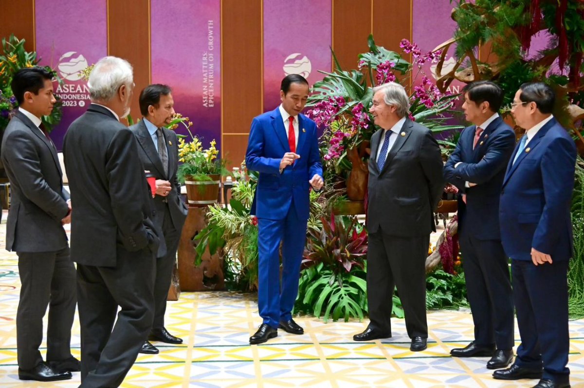 jokowi's tweet photo. Preambul piagam ASEAN dan PBB sama-sama dimulai dengan: we the peoples. Ini artinya rakyat harus terus jadi prioritas. 

Saya mengingatkan hal tersebut di hadapan para pemimpin ASEAN dan juga Sekjen PBB Antonio Guterres saat membuka KTT ke-13 ASEAN-PBB di Ruang Cendrawasih 3, Jakarta Convention Center, hari ini.

Rakyat harus diprioritaskan karena rakyat yang merasakan dampak langsung dari situasi ketidakpastian global, mulai dari perang dan konflik, krisis pangan dan energi, hingga bencana alam. Untuk menangani hal tersebut, diperlukan kolaborasi yang baik antara ASEAN dan PBB. 

Namun, kita menyadari bahwa efektivitas kerja antara ASEAN dan PBB sering kali terkendala oleh dinamika politik yang mengakibatkan lunturnya spirit kerja sama. Oleh karena itu, saya mengajak para pemimpin negara ASEAN dan PBB untuk bersama mengusung agenda pembangunan yang lebih adil bagi negara berkembang termasuk hak untuk maju dan sejahtera.