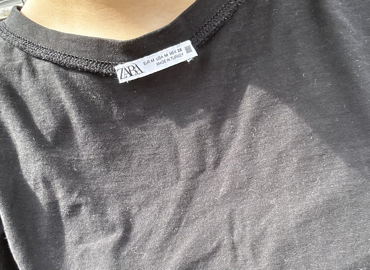 u7_10's tweet photo. 先週服裏返っちょに着てたの後輩が教えてくれて今日も教えてくれた。デザイン違う黒のZARAのTシャツな所と裏表前後で裏返ってるのがポイント。これが幸運が舞い込む前兆だとして今以上に幸せが舞い降りるなんて…？こんなおバカな私と仲良くしてくれる人たちにたくさん幸せが訪れますようにと願います https://t.co/mW8Sftp204