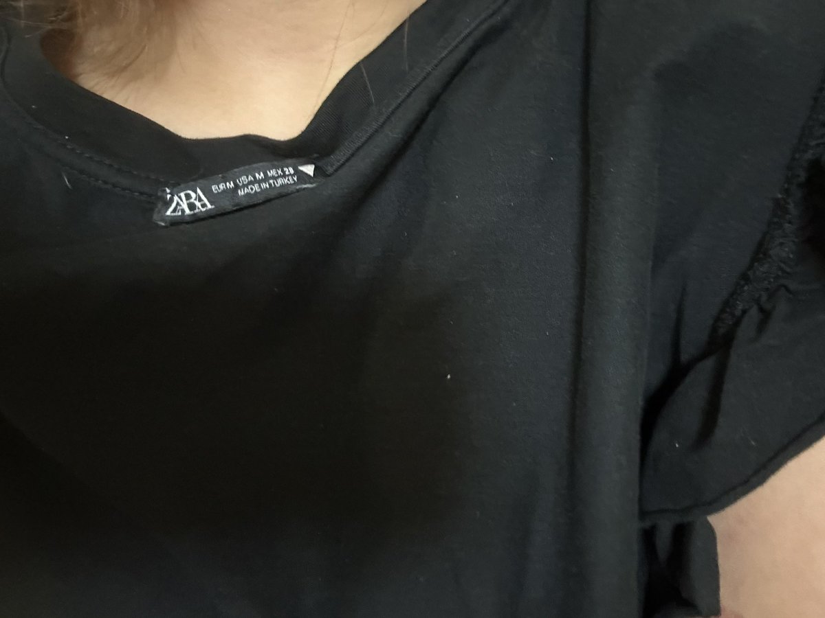 u7_10's tweet photo. 先週服裏返っちょに着てたの後輩が教えてくれて今日も教えてくれた。デザイン違う黒のZARAのTシャツな所と裏表前後で裏返ってるのがポイント。これが幸運が舞い込む前兆だとして今以上に幸せが舞い降りるなんて…？こんなおバカな私と仲良くしてくれる人たちにたくさん幸せが訪れますようにと願います https://t.co/mW8Sftp204