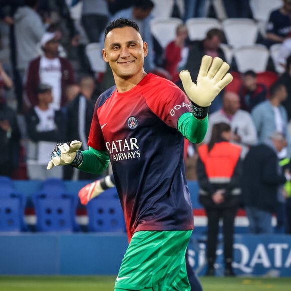 MediaParisien's tweet photo. 🚨🚨 Keylor Navas RESTE au PSG ! 

✅ Le portier costaricien a accepté le fait d’être numéro 2 cette saison, dans l’ombre de Gianluigi Donnarumma 🧤

🔥 Luis Enrique adore son profil.

@le_Parisien_PSG https://t.co/XgYKsqGjzS