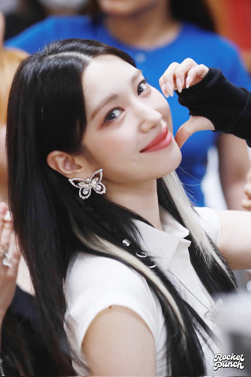 RCPC_MY's tweet photo. 👀 😍 📰
Take a sneakkk on our princesses

Behind of comeback is now released

https://t.co/hFLPJHaeij
#RocketPunch #로켓펀치 #ロケットパンチ #BOOM #RCPC_BOOM
#RocketPunch_COMEBACK
#BOOMwithRocketPunch
@RocketPunch https://t.co/6TQ5OqJZKf