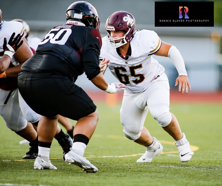 TheLandSlide's tweet photo. South Kitsap OL/DL John Gosser on the move. FULL gallery at link in profile. #ronniegloversportsphotography @skhs_football_ @skhs_wolves @wiaawa @thenewstribune @manley_tnt https://t.co/jS4IkYs3Dp
