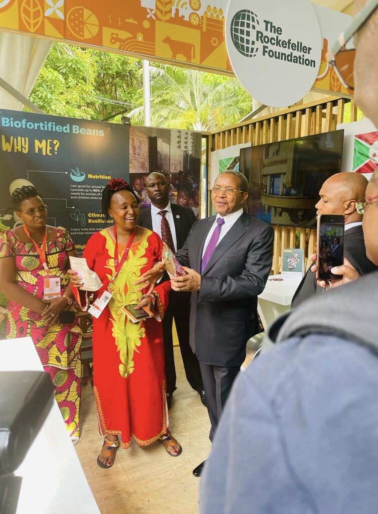 H.E. <a href="/jmkikwete/">Jakaya Kikwete</a>, 4th President of Tanzania, joined us today at the #AfricaFoodSystemsForum2023 and spoke with @bettywk about the Foundation's work in making nutritious food accessible and affordable across the continent. Karibu sana, President Kikwete! #AGRF #AGRF2023