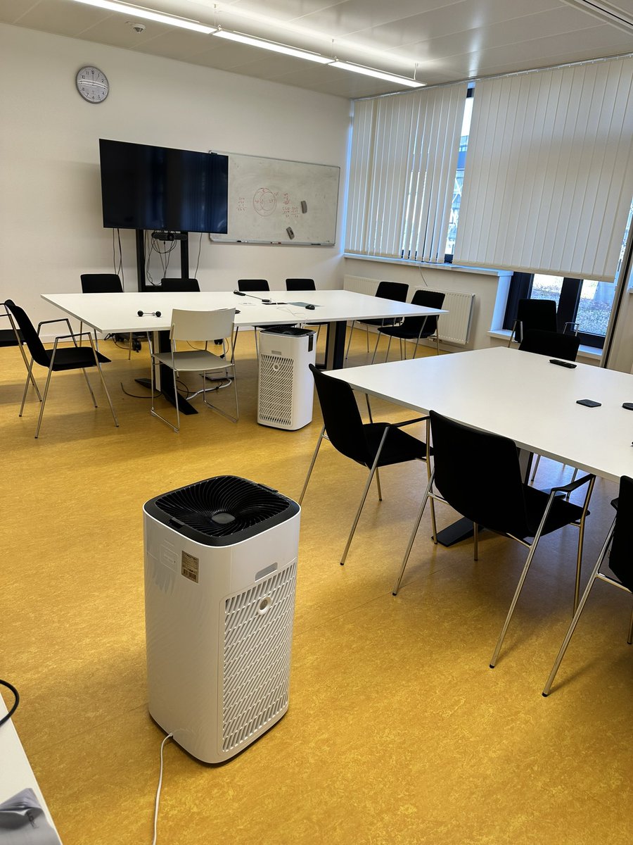 Wir haben die Meetingräume in unserem Zentrum für Mikrobiologie und Umweltsystemwissenschaften <a href="/univienna/">Universität Wien</a> mit Luftfiltern ausgestattet. Trotz &gt;6x Filterung der Raumluft pro Stunde sehr leise. Warum nicht auch in Schulen?