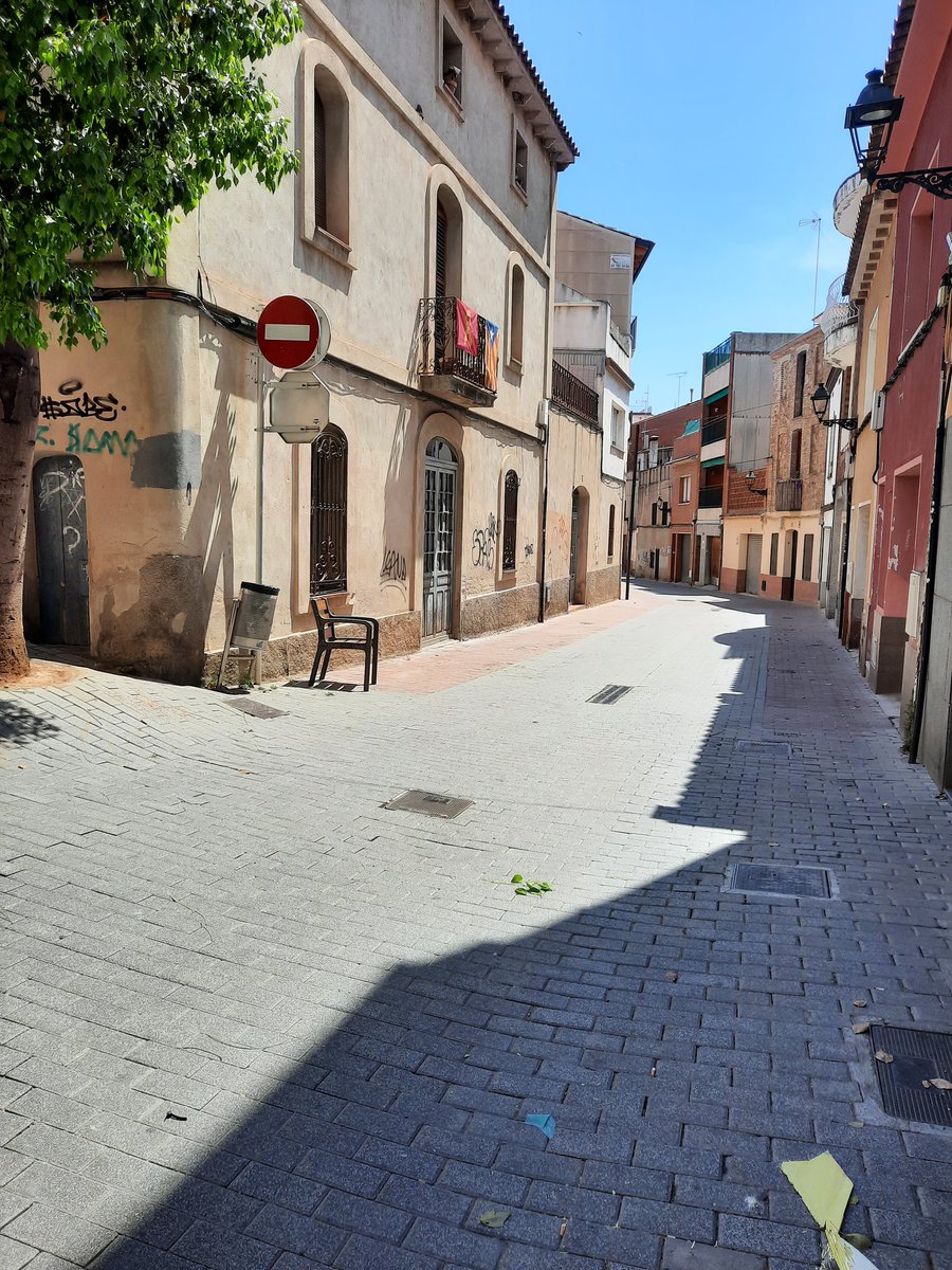 mobilitatrubi's tweet photo. Es fa difícil veure aquest tram de carrer de #PlataformaÚnica sense cotxes aparcats (ho tenen prohibit, però tant la #PoliciaLocal de #Rubicity com @AjRubi fan la vista grossa).
Avui però no hi ha cap #cochirulo i això està bé! https://t.co/AclvclSRqY