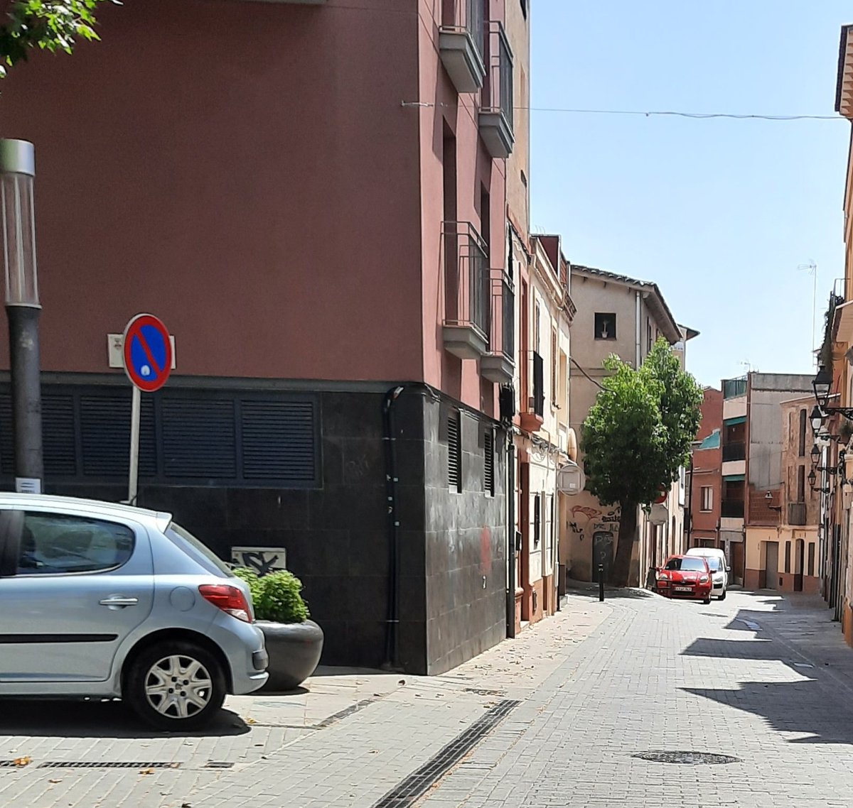 mobilitatrubi's tweet photo. Es fa difícil veure aquest tram de carrer de #PlataformaÚnica sense cotxes aparcats (ho tenen prohibit, però tant la #PoliciaLocal de #Rubicity com @AjRubi fan la vista grossa).
Avui però no hi ha cap #cochirulo i això està bé! https://t.co/AclvclSRqY