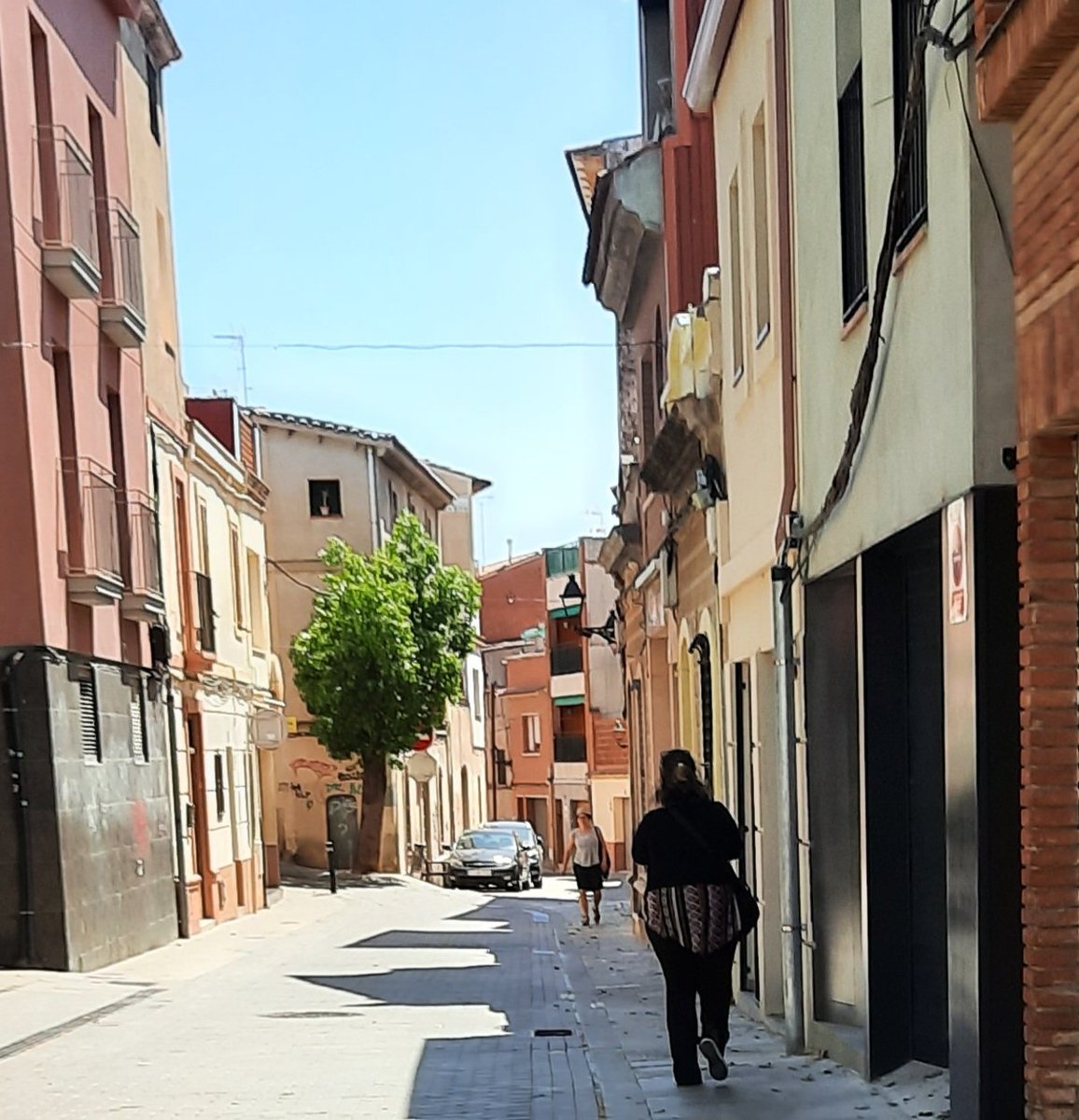 mobilitatrubi's tweet photo. Es fa difícil veure aquest tram de carrer de #PlataformaÚnica sense cotxes aparcats (ho tenen prohibit, però tant la #PoliciaLocal de #Rubicity com @AjRubi fan la vista grossa).
Avui però no hi ha cap #cochirulo i això està bé! https://t.co/AclvclSRqY