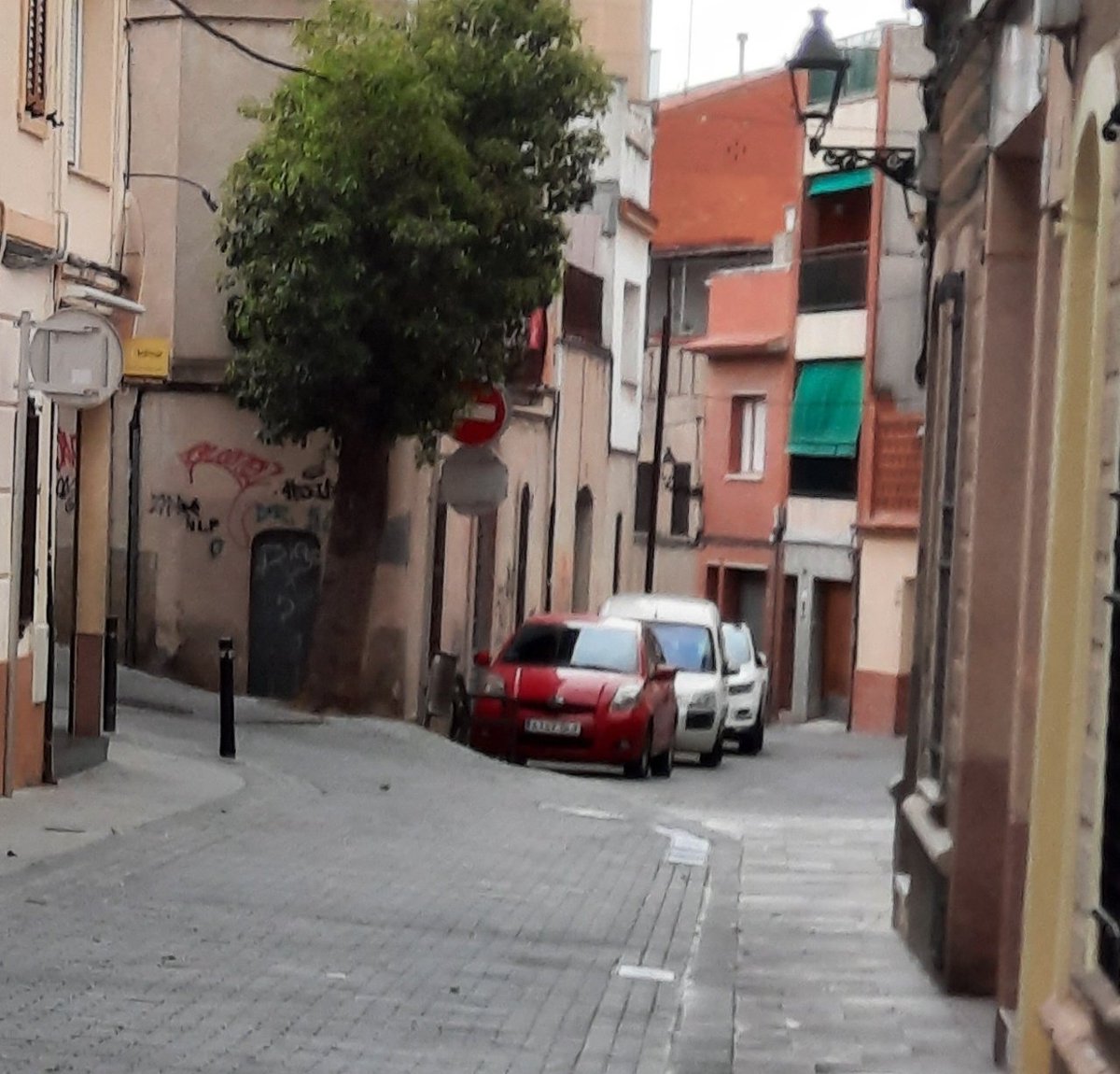 mobilitatrubi's tweet photo. Es fa difícil veure aquest tram de carrer de #PlataformaÚnica sense cotxes aparcats (ho tenen prohibit, però tant la #PoliciaLocal de #Rubicity com @AjRubi fan la vista grossa).
Avui però no hi ha cap #cochirulo i això està bé! https://t.co/AclvclSRqY