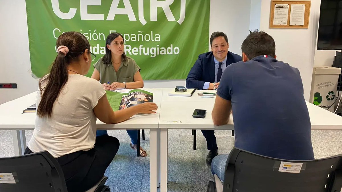 ppepelusev's tweet photo. Mañana de trabajo con @cearefugio . Escuchar , atender y acordar con las entidades y el 3 sector es fundamental para nosotros. Hoy marcamos las líneas de trabajo a desarrollar de forma conjunta entre ambos #DerechosSociales @cearefugio https://t.co/KT91HEE8S1