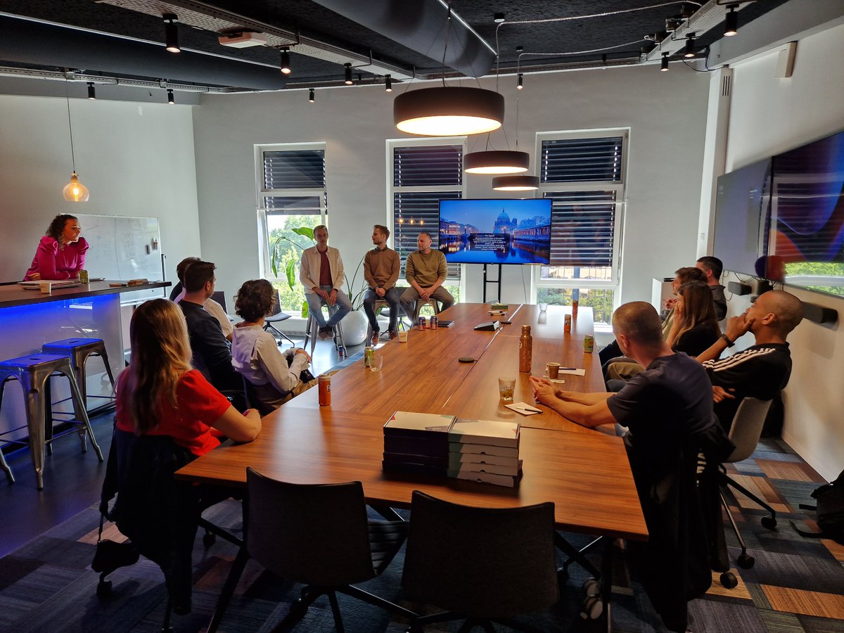 Op ons Utrechtse kantoor sfeer proeven; dat was mogelijk tijdens de #opendag van het IT-traineeship! 🏢💙

Leuk om te zien dat ook (nog 😉) niet-medewerkers enthousiast worden van zo'n dag.  90% van de deelnemers gaf aan te willen #solliciteren. 🙌

#ITtraineeship #Utrecht
