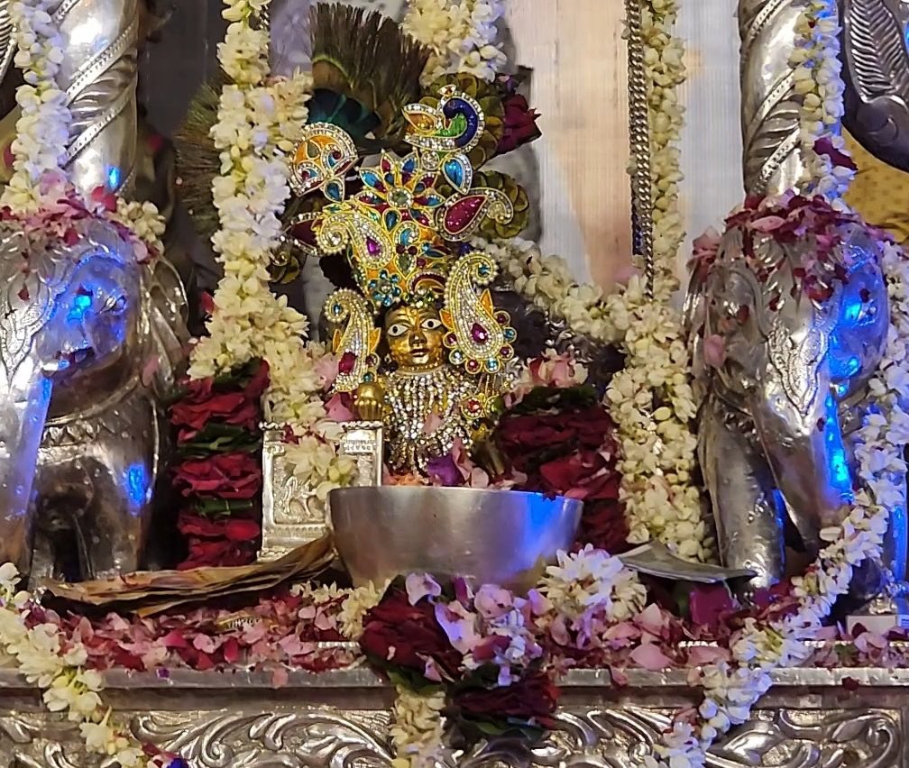 nimbarkachary's tweet photo. यदा यदा हि धर्मस्य ग्लानिर्भवति भारत।
अभ्युत्थानमधर्मस्य तदात्मानं सृजाम्यहम् ॥
परित्राणाय साधूनां विनाशाय च दुष्कृताम् ।
धर्मसंस्थापनार्थाय सम्भवामि युगे युगे ॥
सम्पूर्ण जगत को परमाराध्य भगवान श्री कृष्ण के अवतरण की बहुत बहुत बधाई।। https://t.co/fkbZ1Hhzfl