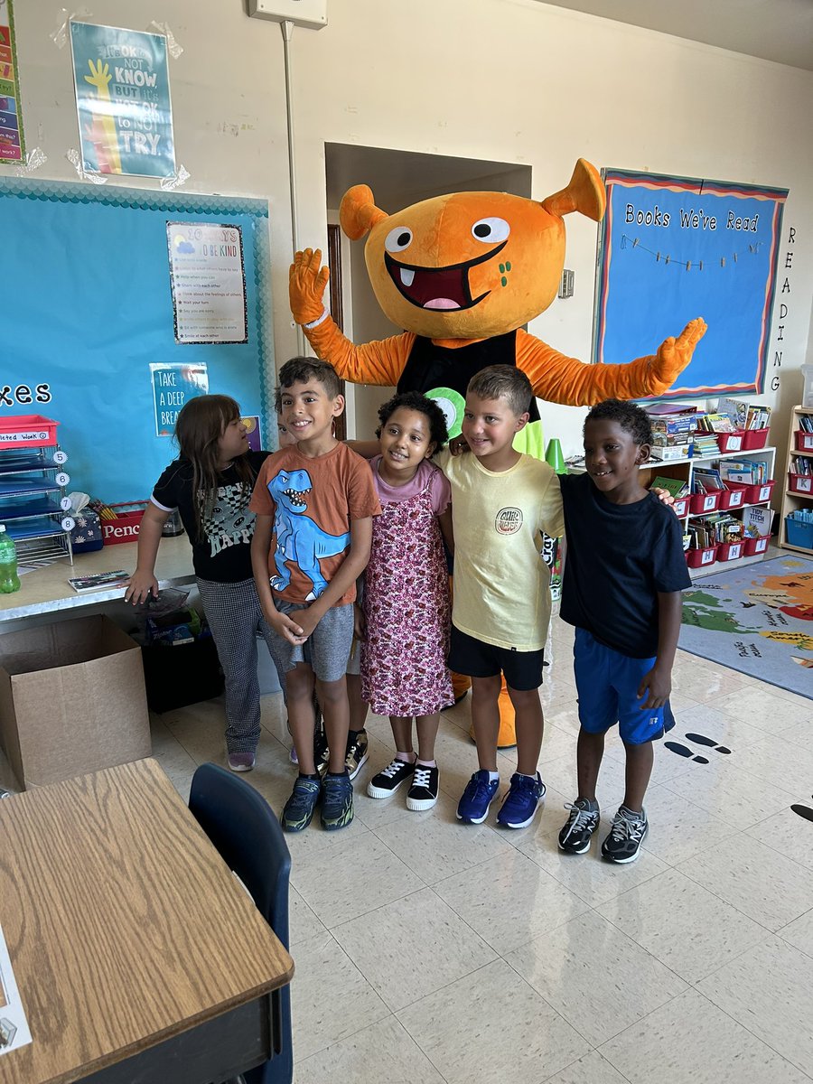 TursiCristie's tweet photo. So lucky to take Plory on a tour of Lindell this a.m.! Lido, East, and West - we’re coming your way!! @LBSchoolsNY @jengallagherlb @Jennifer_LynnP @MsMcGovernLB @LorraineMRadice @Jostroff2 We are ready for iReady! https://t.co/dPDk5HU5MW
