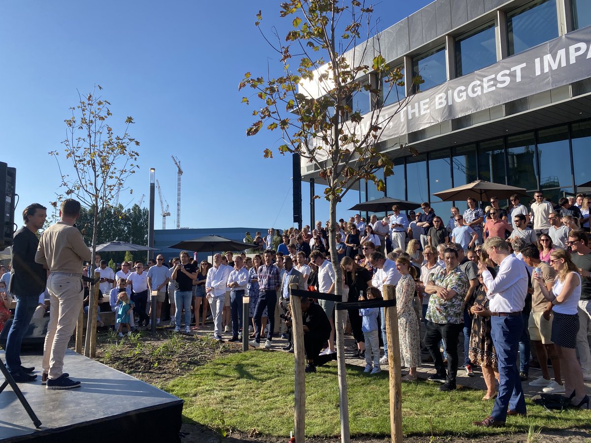 impactcity's tweet photo. Vandaag ligt de gele loper uit en wordt er geproost bij Titaan, dé gloednieuwe scale-up hub voor Haagse impactmakers in @debinckhaven. 🥂🍾 Honderden bezoekers zijn aanwezig op de officiële opening. Morgen volgt meer info hierover!
#doinggoodanddoingbusiness #ImpactCity https://t.co/whxdMJvBY4