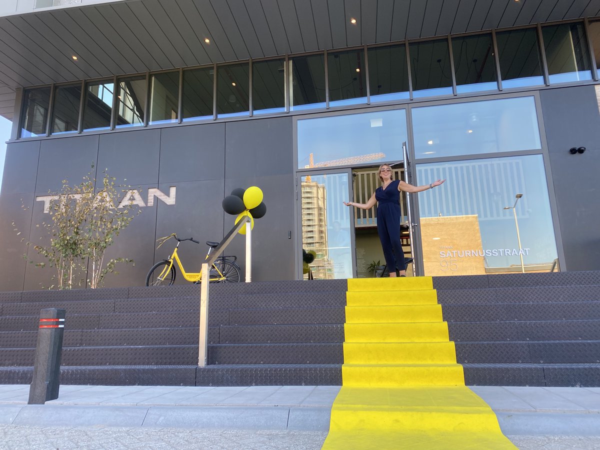 impactcity's tweet photo. Vandaag ligt de gele loper uit en wordt er geproost bij Titaan, dé gloednieuwe scale-up hub voor Haagse impactmakers in @debinckhaven. 🥂🍾 Honderden bezoekers zijn aanwezig op de officiële opening. Morgen volgt meer info hierover!
#doinggoodanddoingbusiness #ImpactCity https://t.co/whxdMJvBY4