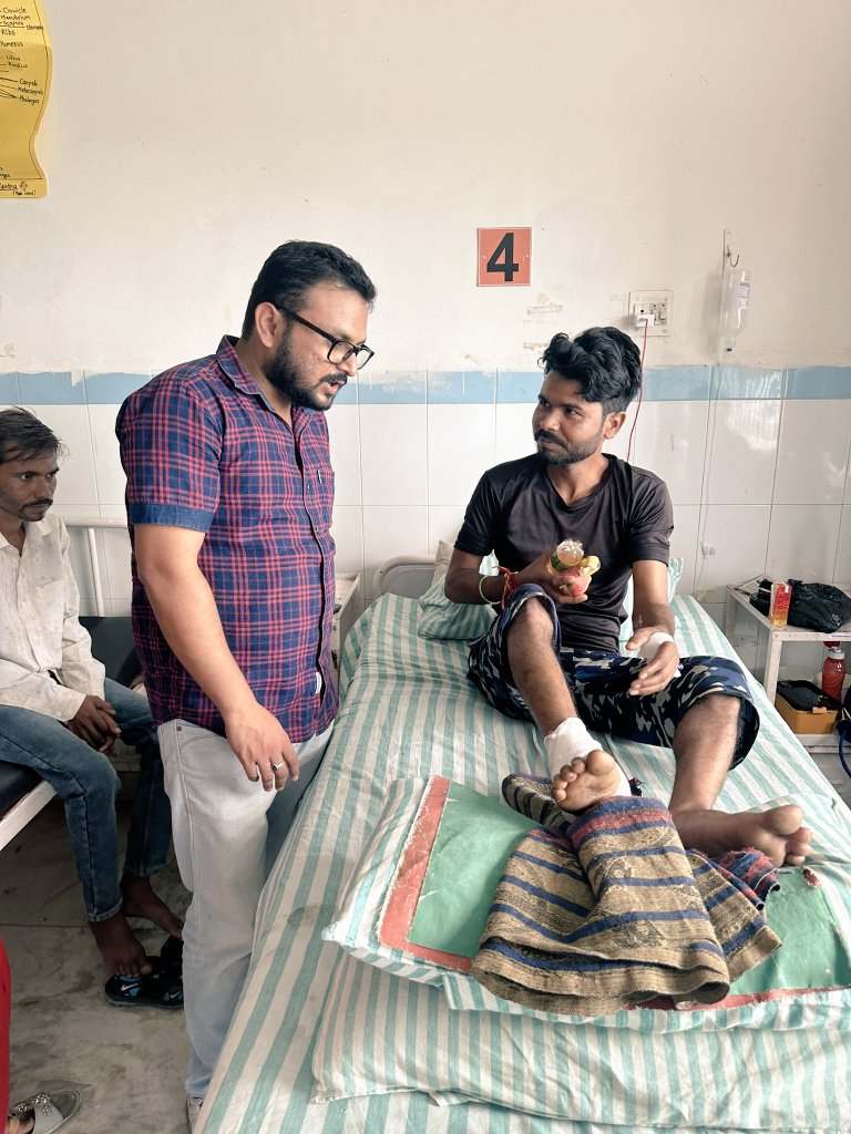 IYCLegalCell's tweet photo. To mark the occasion of successful completion of one year of historic #BharatJodoYatra, a fruit/essentials distribution drive was carried out in Govt. Hospital at Ramnagar in leadership of @FaizulHaqueAdv State Coordinator @IYCUttarakhand Legal Cell.
@IYC
@Allavaru 
@srinivasiyc https://t.co/hpPFbwx88V