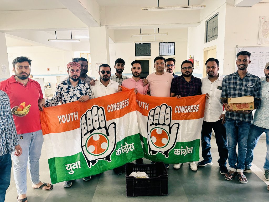 IYCLegalCell's tweet photo. To mark the occasion of successful completion of one year of historic #BharatJodoYatra, a fruit/essentials distribution drive was carried out in Govt. Hospital at Ramnagar in leadership of @FaizulHaqueAdv State Coordinator @IYCUttarakhand Legal Cell.
@IYC
@Allavaru 
@srinivasiyc https://t.co/hpPFbwx88V