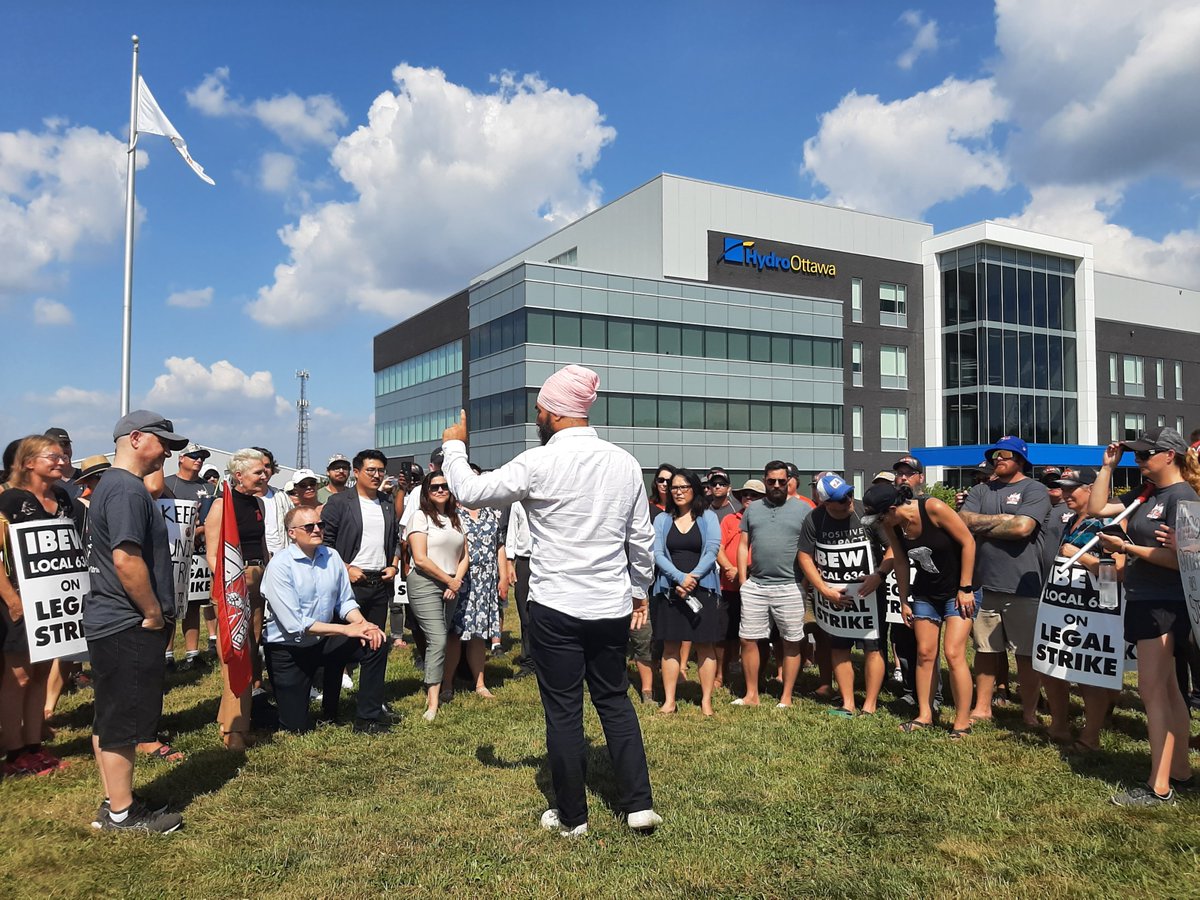 IBEWLocal636's tweet photo. Yesterday we were honoured to have @NDP leader @theJagmeetSingh and his caucus walk the talk and stand in #solidarity with our dedicated @hydroottawa workers on DAY 71 of strike.

We're fighting for fair wages, workers' rights, and a brighter future for all. #HydroOttawaStrike https://t.co/EFf4Aqdu7i