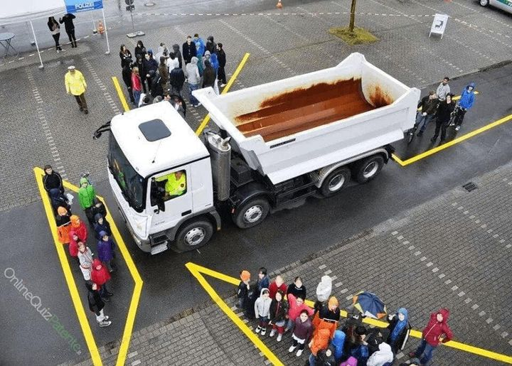 Appello di un camionista:
Quello che vedete in foto sono gli angoli ciechi di un camion.
Si,avete capito bene.
L’autista di quel mezzo non vede tutte le persone che vedete nella foto.
Per favore.
Fate attenzione.
Quando siete in bici o a piedi fate attenzione.
Quando attraversate