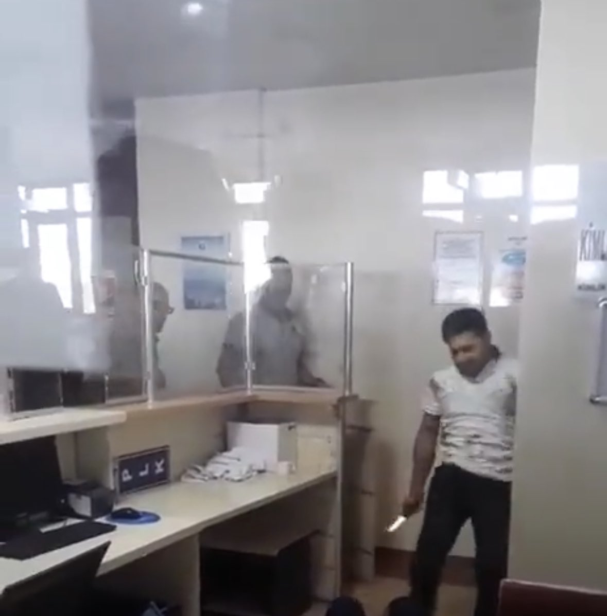 AVM’ye bile şu bıçakla giremezsiniz. Ama elini kolunu sallayıp hastaneye girilebiliyor. Şu rezilliğe bir önlem almak için illaki onlarcamızın ölmesi mi gerekiyor? <a href="/drfahrettinkoca/">Dr. Fahrettin Koca</a>