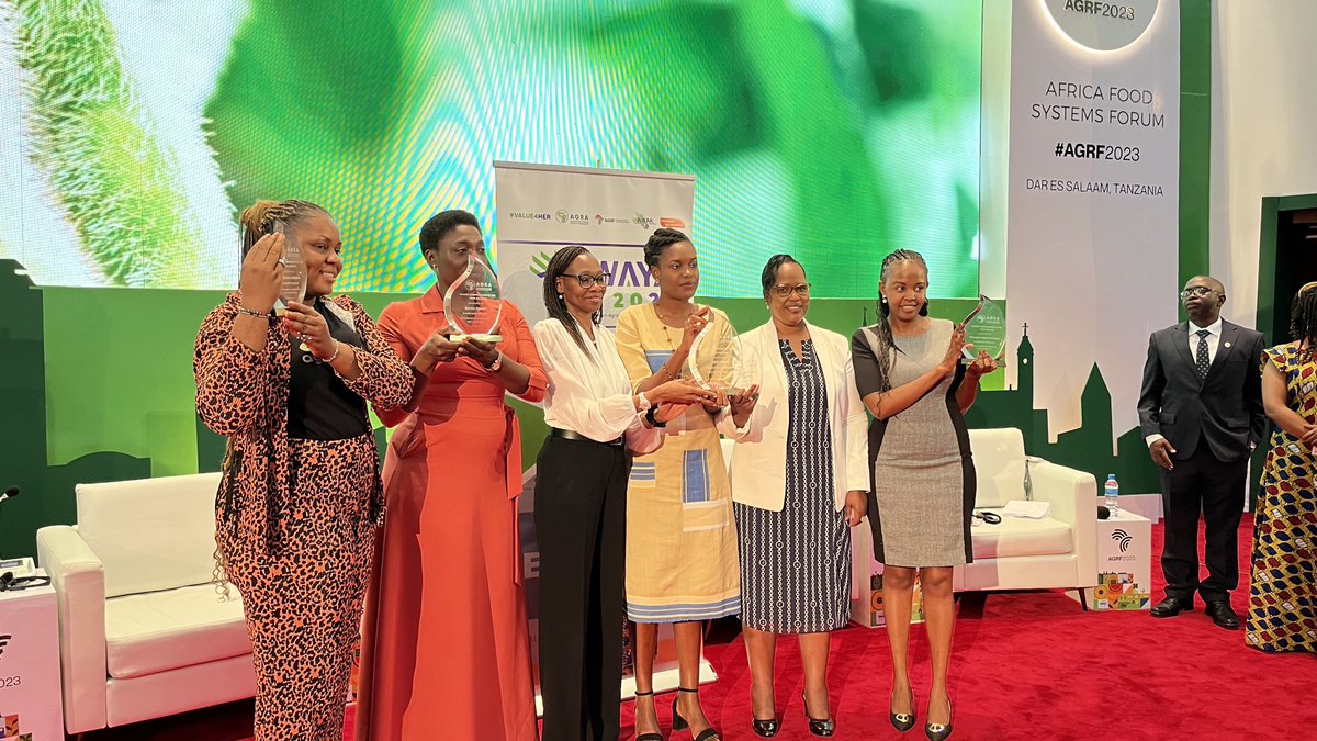 With the #Value4Her winners of #WAYA2023 ⁦@TheAGRF⁩ ⁦@AGRA_Africa⁩, amazing team of #women innovators and #changemakers ⁦@AKalibata⁩ ⁦@vanessainafrica⁩ ⁦@CFahreen⁩ ⁦@AggieKonde⁩ ⁦@shiri_mejury⁩ ⁦@vickiwilde⁩ ⁦⁦