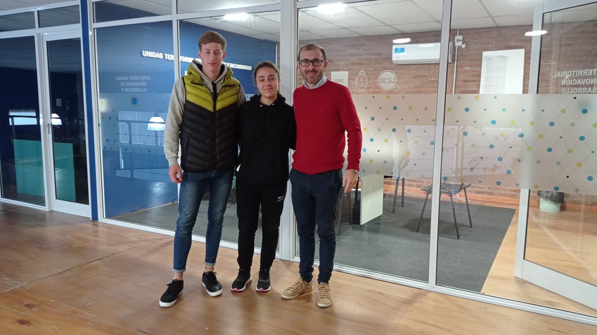AreaEmprender's tweet photo. Los estudiantes de escuelas secundarias siguen eligiendo el Club de Emprendedores para realizar sus prácticas profesionalizantes. 
👉 Dos nuevos pasantes de Escuela Técnica 👨‍🏭⚙️🖥️. https://t.co/Qr2DRWkp6Q
