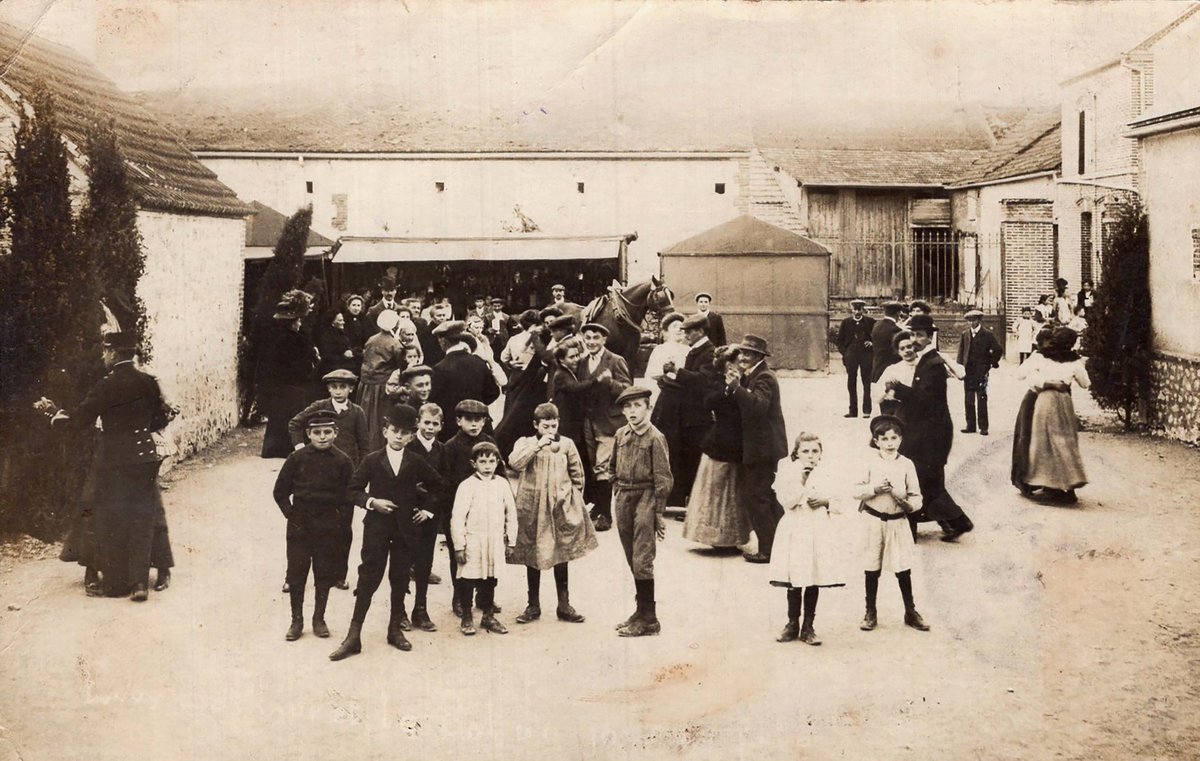 Découvrez cette semaine sur Nostagora.com cette carte postale de :

📍 Euvy, Le Bal et la Place un Jour de Fête

Savez-vous que vous avez la possibilité d’acquérir ces magnifiques cartes postales sur Delcampe.net !