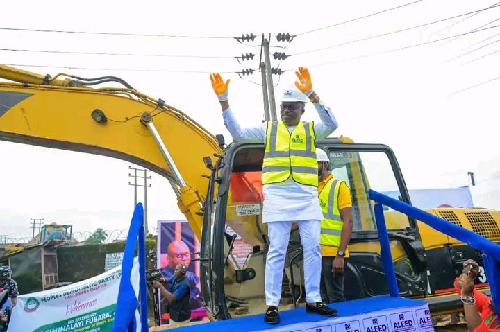 DivineEkechukw8's tweet image. Today, Gov. Sim Fubara, flagged-off the Elelenwo Internal Roads and hopeful in the next six months he shall return to commission the project. 

#TheWorkingSim