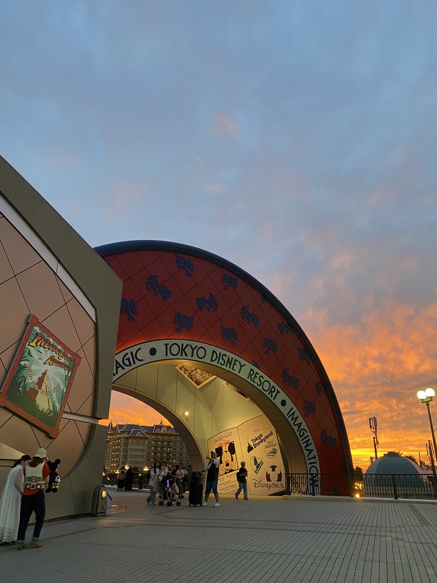 choa__bell's tweet photo. 出張帰りにボンボ🧡
上司と東京駅向かってたけど、反対側ホームに舞浜行きが止まってて、すみませんディズニー行ってきますって言って乗っちゃった🐭🌟（当日券は売り切れてた…🥲）
でも欲しいグッズたくさん買えたから満足🌟 https://t.co/1pPwWl1Ait