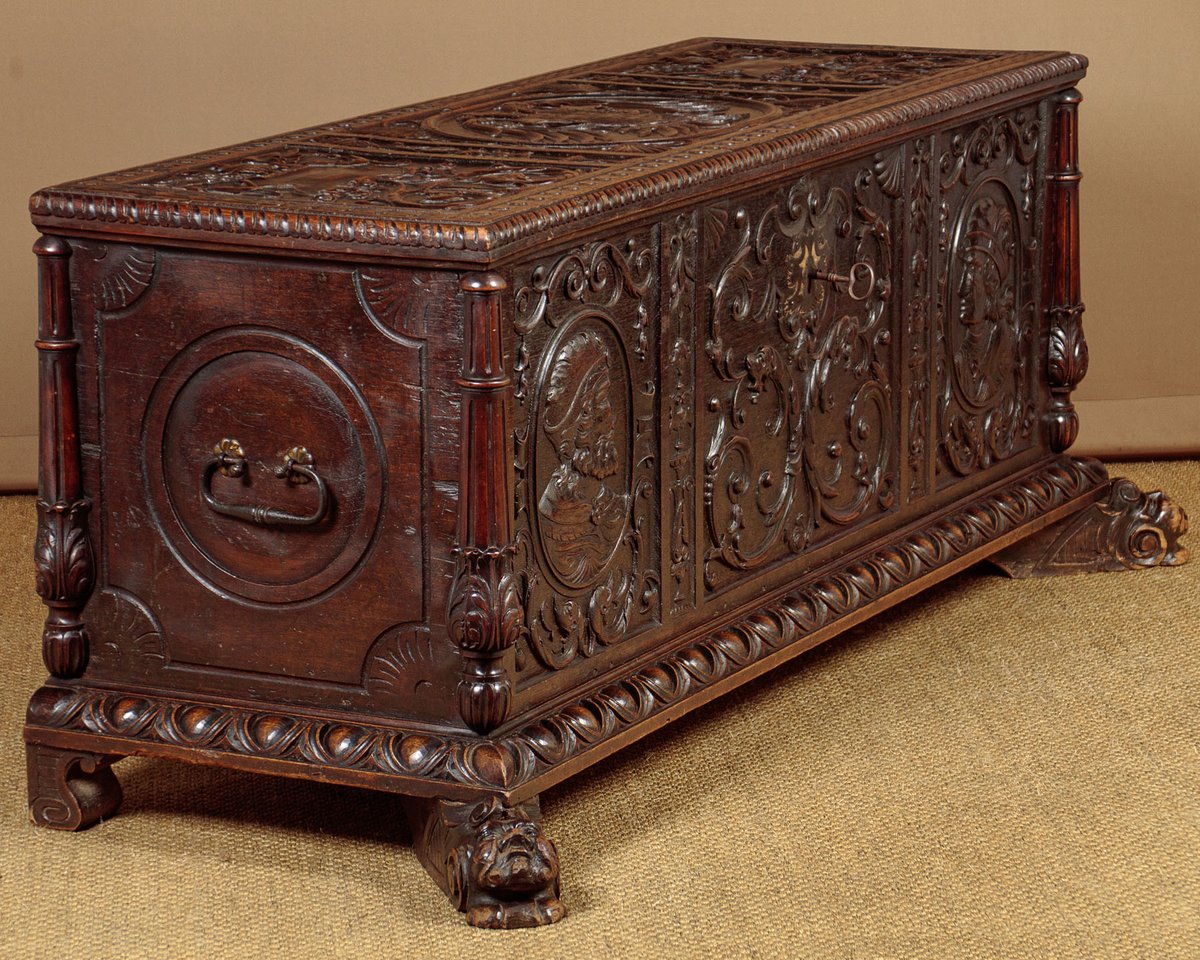 CollingeAntique's tweet photo. #Antiques. Italian carved walnut cassone c.1800. https://t.co/XhWTy8jsXW https://t.co/71Oqx8xXub