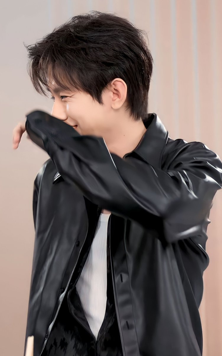 marcar_amor's tweet photo. #chengyi #make_up_for_ever https://t.co/RerDk9W37n