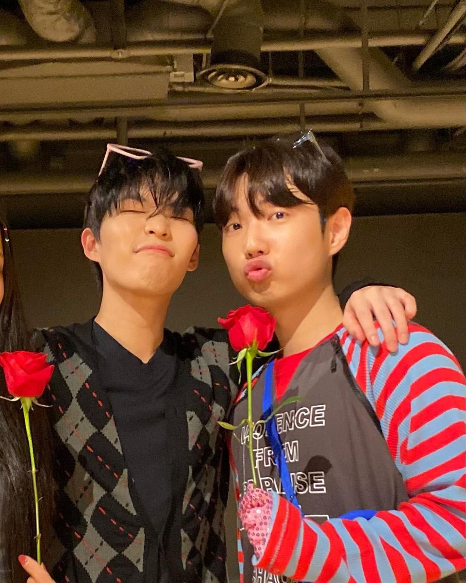 chanhk96's tweet photo. dancing prodigies assemble 🌹 https://t.co/yJVjeBxnrR