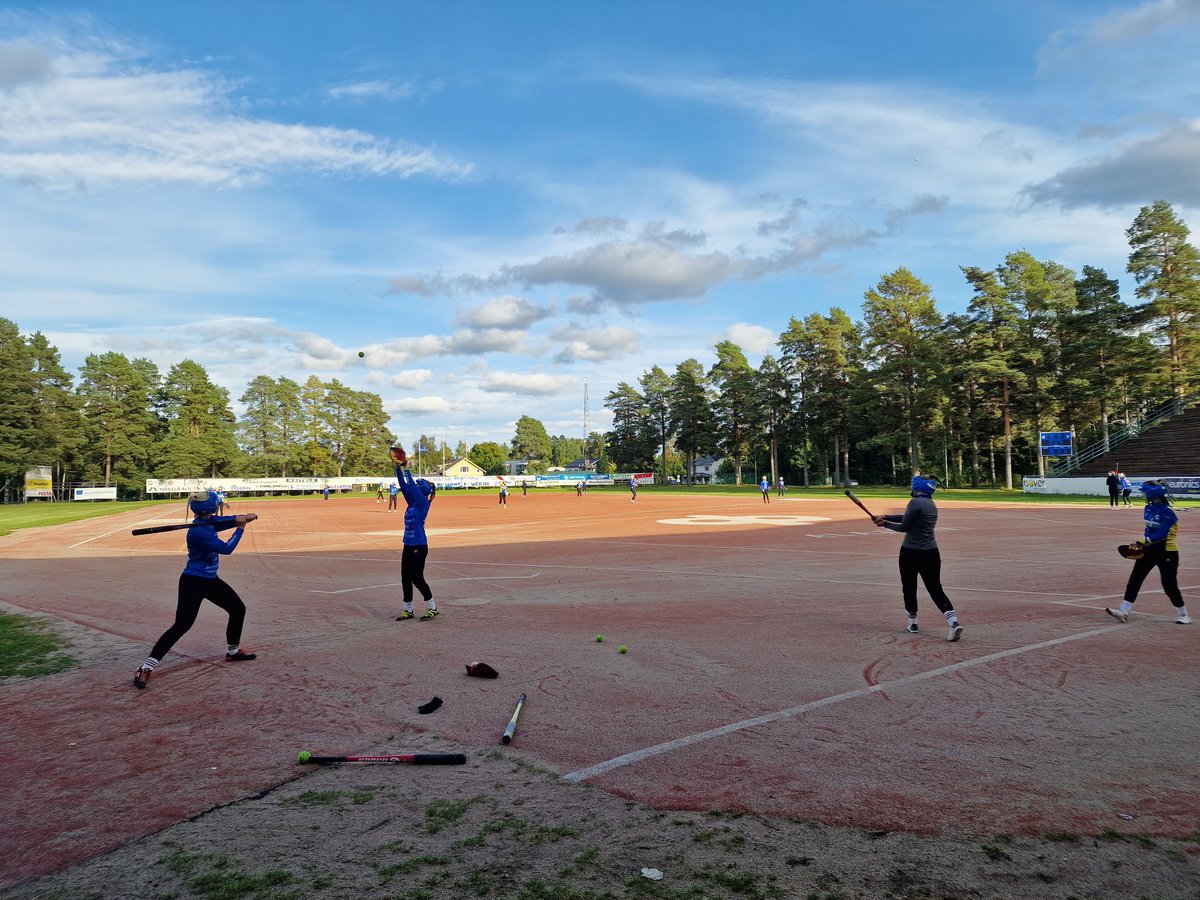 lassilanhanna's tweet photo. Kesän viimeiset alkulämmöt ennen aluemestaruusfinaalia. Hieno kesä tyttöjen kanssa takana! #pesäpallo on hieno laji😍 Itsekin taas yhden kauden kokeneempi valmentaja. Valmiiksihan siinä hommassa ei koskaan tule💪 #urheiluvalmennus https://t.co/gxCzQpDA3j