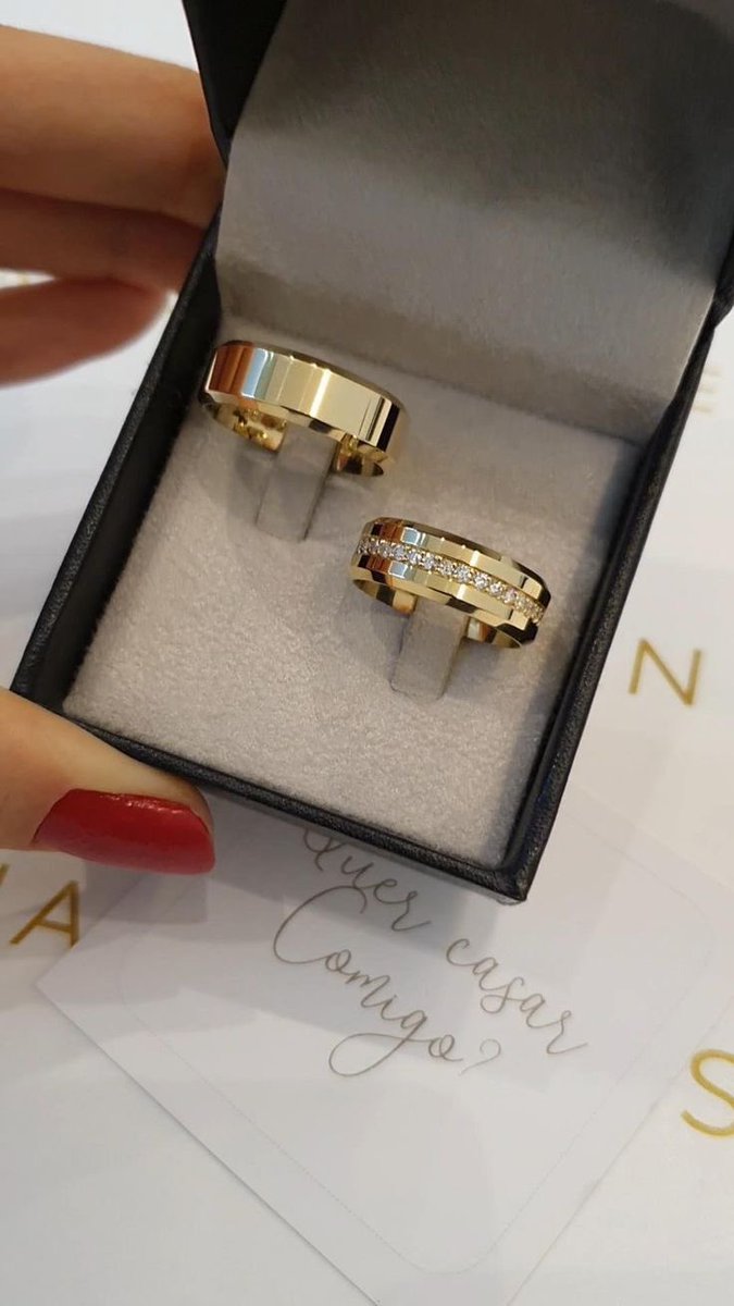 Kendinize ve partnerinize uygun bir stil ve tasarım belirleyin.
Örneğin, düz ve klasik bir alyans mı yoksa süslemeli ve taşlı bir model mi istersiniz?

Şehrindeki kuyumcular ve kampanyalar dugunolsun.com da.

#düğün #alyans #düğünolsun