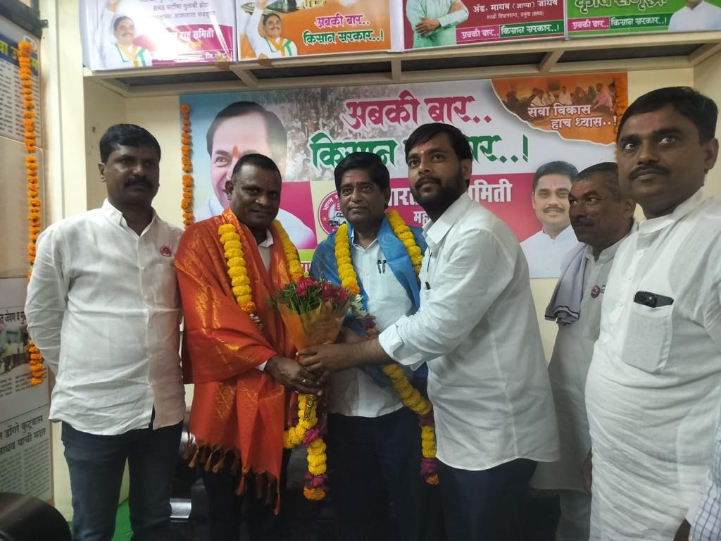 BRSBeed's tweet photo. #भारत_राष्ट्र_समितीचे संस्थापक सदस्य तथा तेलंगाना जल आयोगाचे अध्यक्ष सन्माननीय #व्ही_��्रकाश_रावजी यांचे शुभहस्ते अंबाजोगाई येथे #BRS परळी विधानसभा प्रमुख #ॲड_माधव_जाधव यांच्या संपर्क कार्यालयाचे उद्घाटन करण्यात आले.
#Mission_2024
  #गाव_तिथ_बीआरएस
#अबकी_बार_किसान_सरकार
@brsparty https://t.co/TPj0EqcCQI