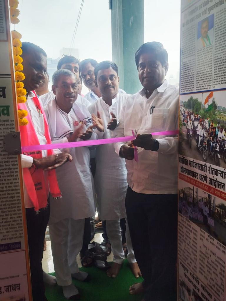 BRSBeed's tweet photo. #भारत_राष्ट्र_समितीचे संस्थापक सदस्य तथा तेलंगाना जल आयोगाचे अध्यक्ष सन्माननीय #व्ही_��्रकाश_रावजी यांचे शुभहस्ते अंबाजोगाई येथे #BRS परळी विधानसभा प्रमुख #ॲड_माधव_जाधव यांच्या संपर्क कार्यालयाचे उद्घाटन करण्यात आले.
#Mission_2024
  #गाव_तिथ_बीआरएस
#अबकी_बार_किसान_सरकार
@brsparty https://t.co/TPj0EqcCQI