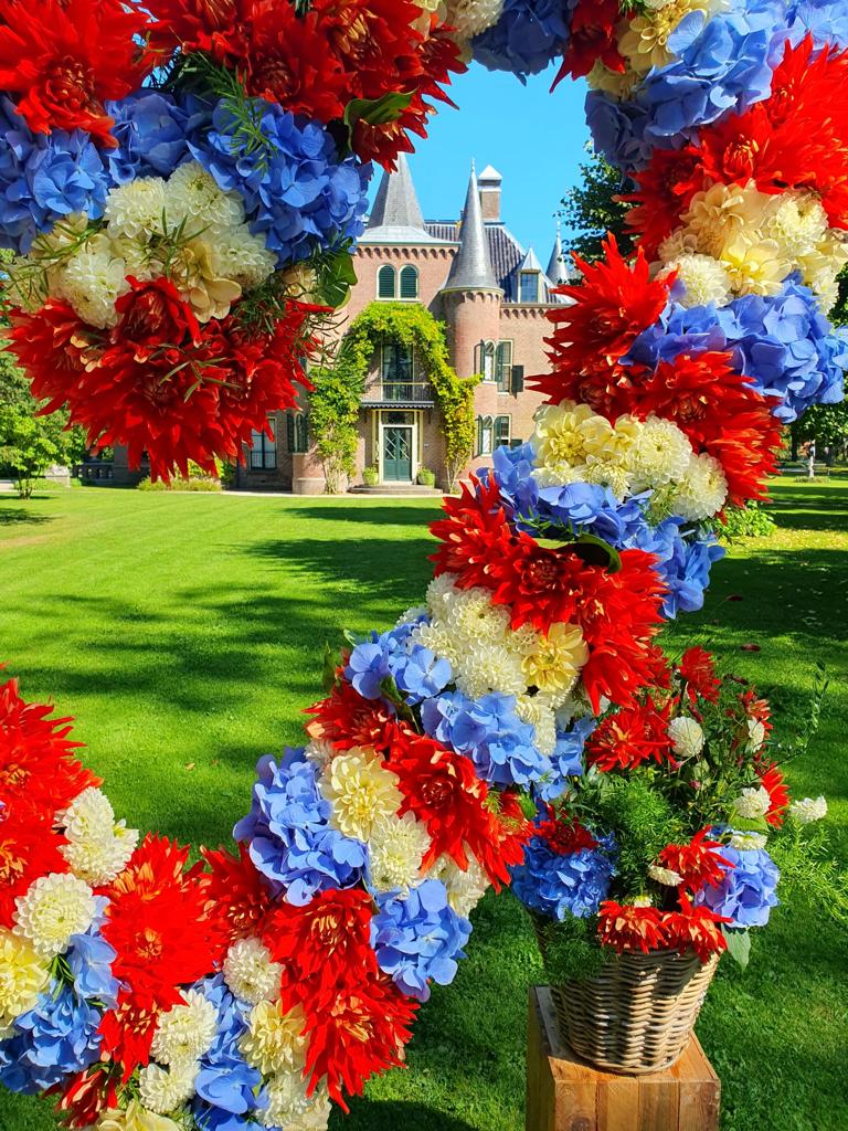 De Keukenhof Dahlia Dagen bij Kasteel Keukenhof zijn gisteren officieel van start gegaan! Tot en met zondag 10 september zijn er prachtige dahliasculpturen te bewonderen. Kom jij aankomend weekend nog een kijkje nemen?