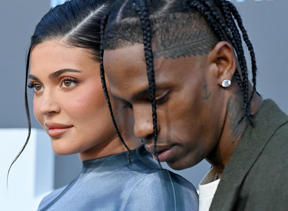 kyliejennerbth's tweet photo. ข่าวใหญ่ข่าวร้อนวันนี้ หลังจาก Kylie Jenner เปิดตัวหนุ่มคนใหม่แบบออกสื่อกลางคอนเสิร์ตแม่บีชัดเจน ล่าสุดสาวไคล์นางก็ได้อันฟอล Travis Scott บนอินสตาแกรมเรียบร้อย

แต่หนุ่มทราวิสเองก็ยังคงติดตามสาวไคล์อยู่นะคะ เอ๊ะหรือยังไม่รู้ตัวว่าถูกอันฟอลแล้ว เฮ้อ แอดเส้าซึม 😬 https://t.co/DFWVkPcG7m