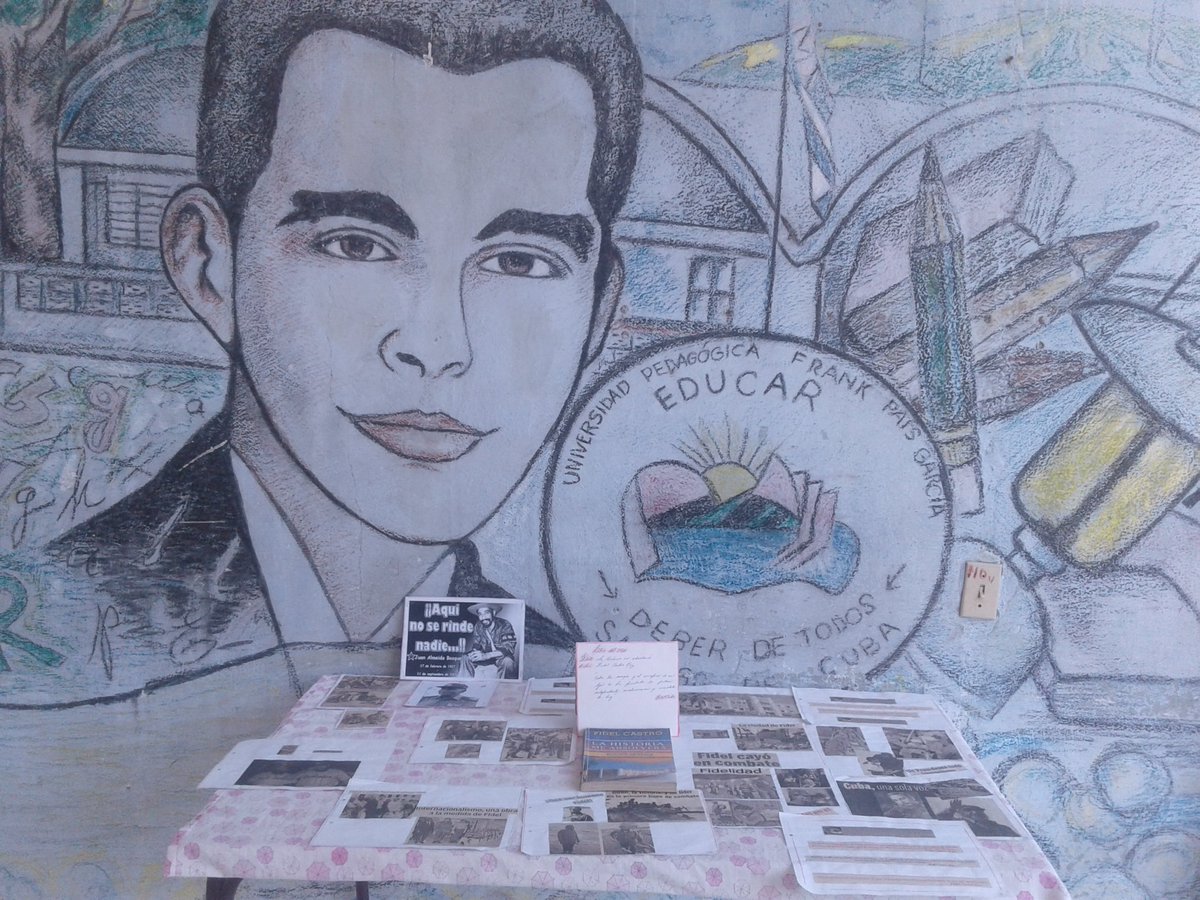 SIErnestoGueva4's tweet photo. Se realiza en nuestra institución educativa una exposición en homenaje a las figuras del mes, Fidel Castro Ruz y Juan Almeida Bosque. @DMEContre @DraMaricelDME @LoraKarel @SardinaTejeda  @AntoniaMondeja https://t.co/Fi426jBarh