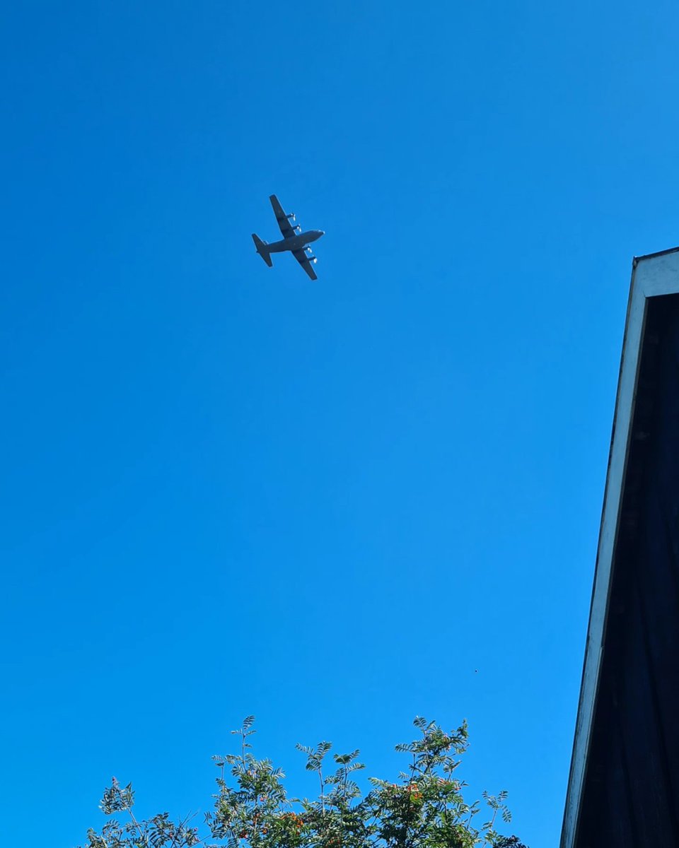 Dat was echt een cadeautje,  ze vlogen (het waren er meer) heel laag. Gauw camera halen. Nog net twee shoots. #rijssen #luchtmacht #vliegtuig #vliegtuigspotten