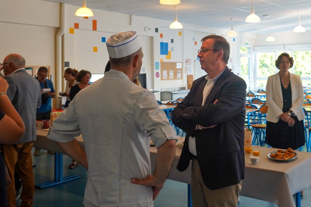 Majdep50's tweet photo. Visite des collèges de la Manche (1/4) - Au collège Albert Camus de #Torigny-les-Villes / Une journée pour échanger avec élèves, équipe enseignante et agents de @laManche50 en charge de l'entretien des locaux et de la restauration scolaire. @JeanMorin_CD50 @AdeleHommet https://t.co/MUWOfFaFsG