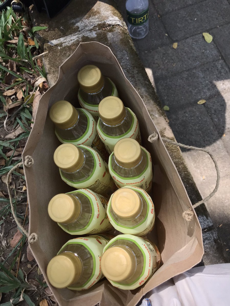 dananbombom's tweet photo. yukkk kurangi penggunaan plastik dengan memakai paperbag untuk mengurangi terjadinya pencemaran tanah✨
#Achasarawatsemesta #AchasaMuda #MatafUMY2023 https://t.co/0fMtghThAS